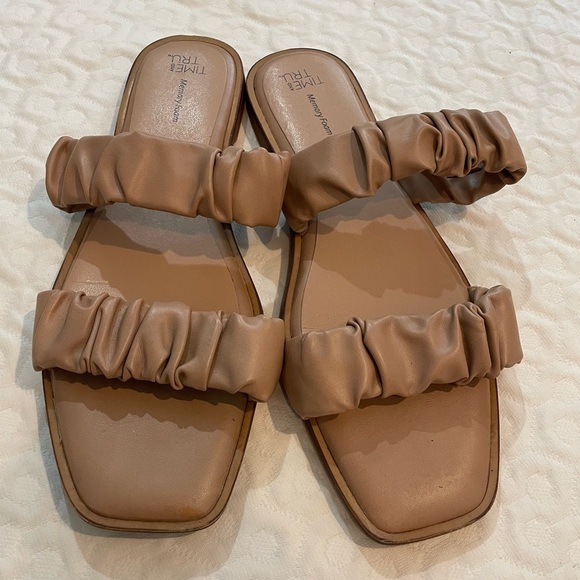 Time & Tru Nude Ruffle Band Two Strap Flat Slides Sandals Women’s Size 10 - Picture 1 of 4